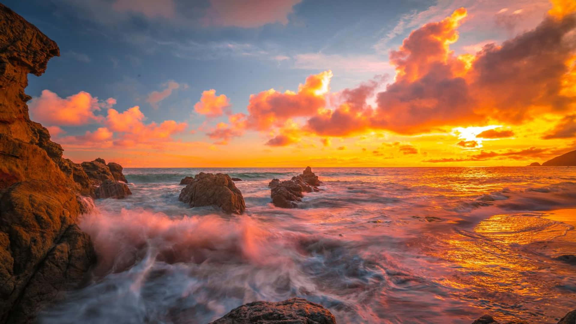 1440p Malibu Sunset Wave Background