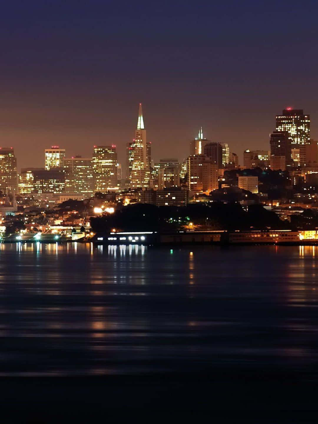 1440pbakgrundsbild Av San Francisco, Höga Byggnader Vid Havet.