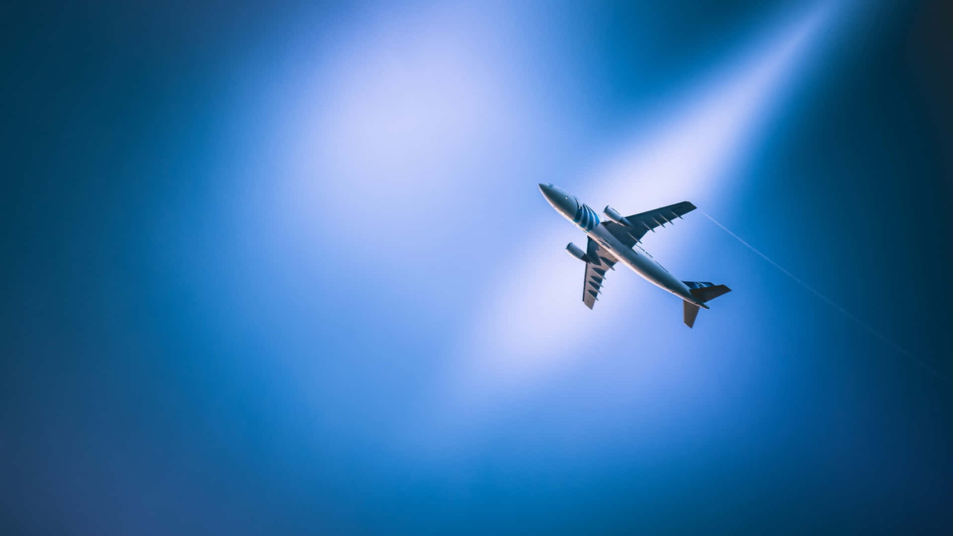 Blauerverlauf 1440p Hintergrund Mit Kleinen Flugzeugen