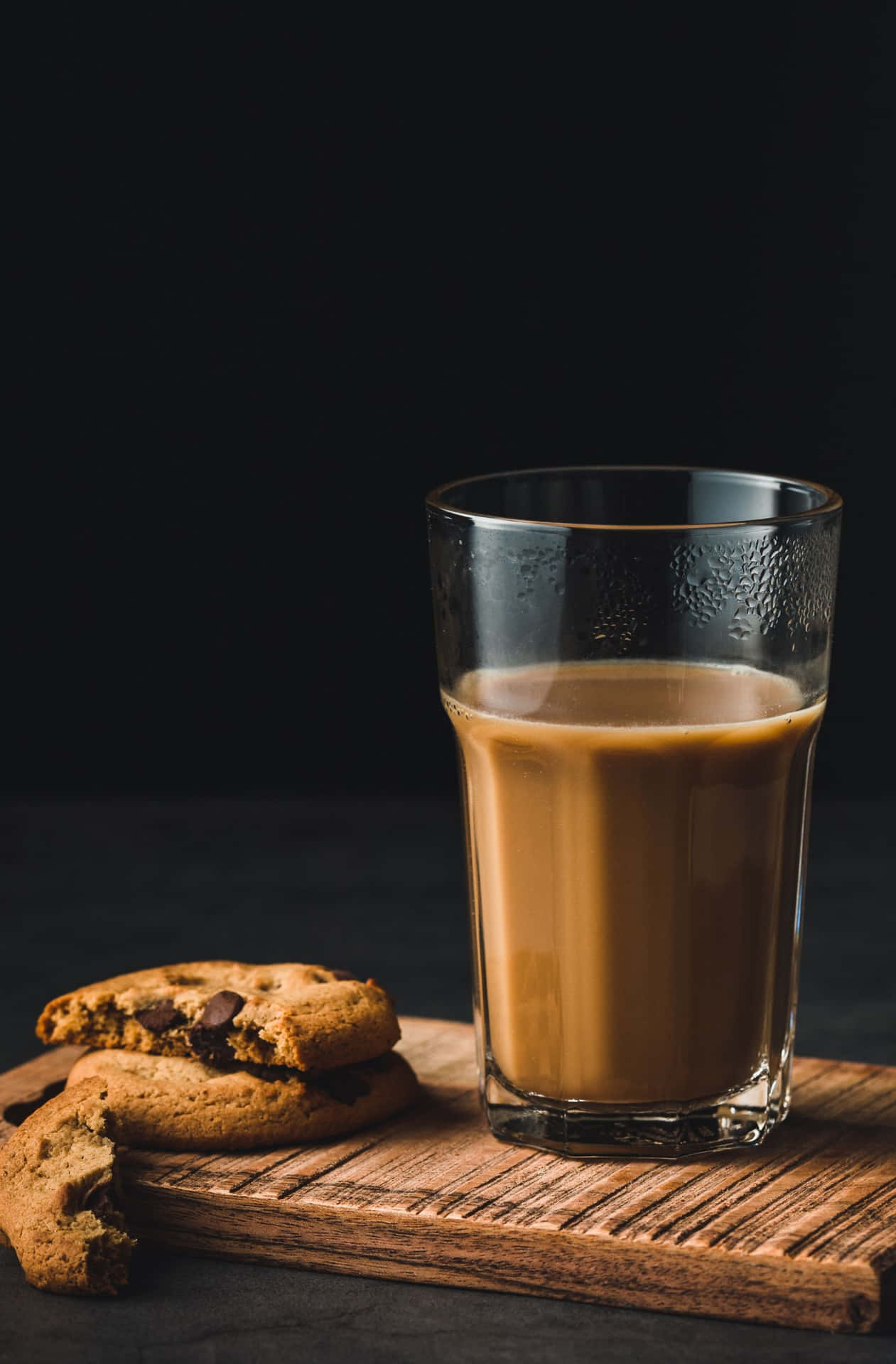 A Glass Of Coffee And Cookies On A Wooden Cutting Board Wallpaper