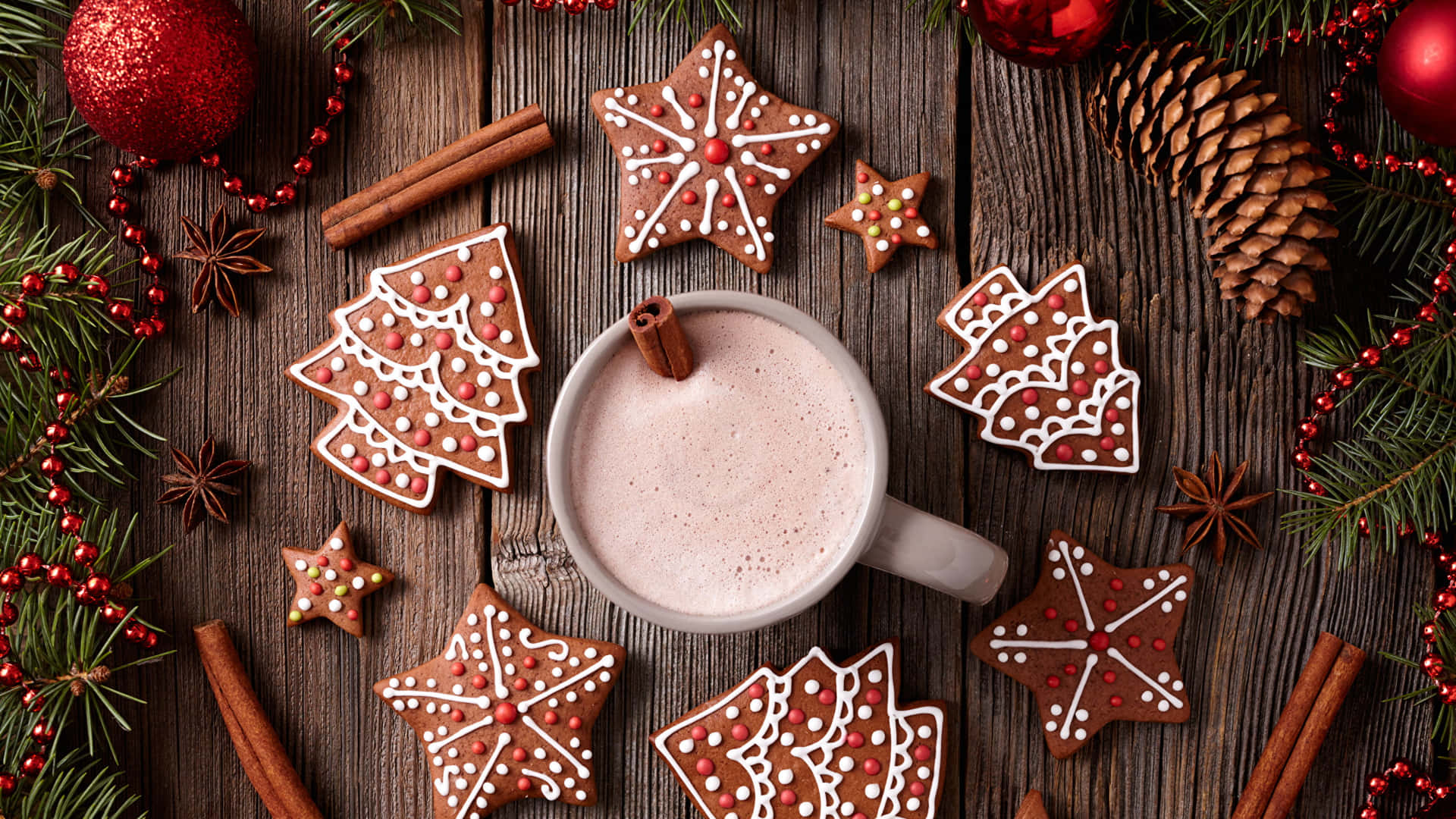 En kop varm chokolade med gingerbread cookies og pyntegenstande.