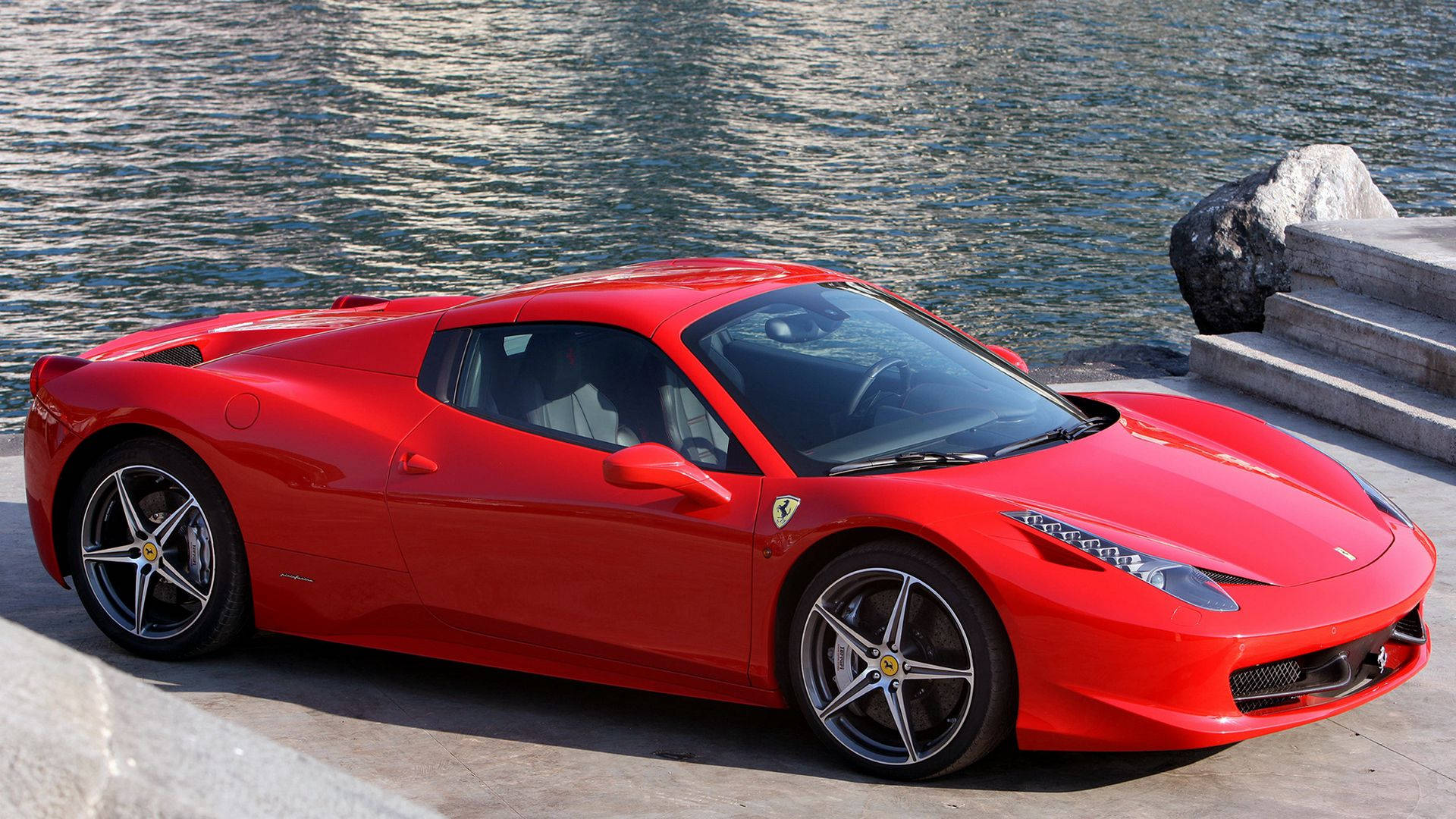 En lysegul Ferrari sejler hurtigt langs den åbne motorvej. Wallpaper