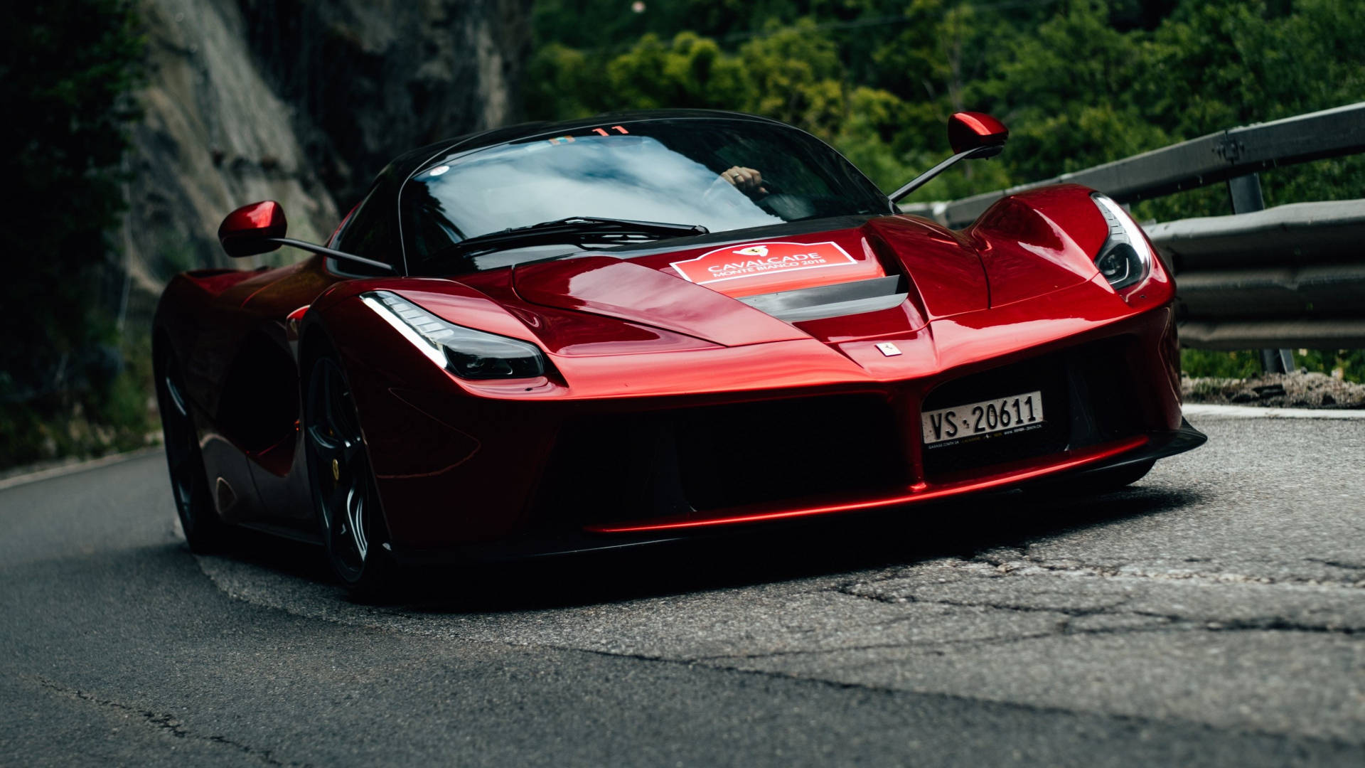 Disfrutadel Lujo De Conducir Un Ferrari. Fondo de pantalla