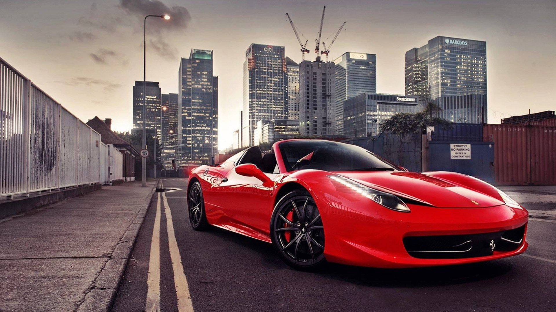 Ferrarirojo Sentado En Una Pista De Carreras Fondo de pantalla