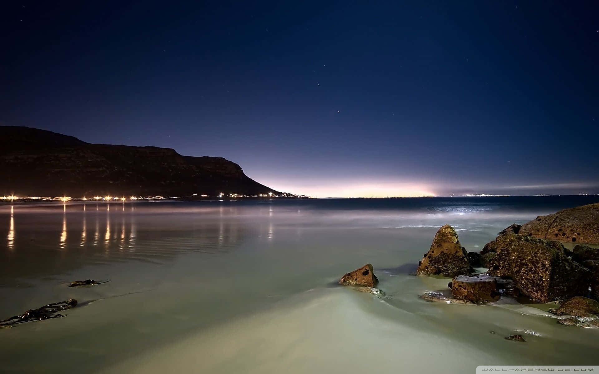Imagenmultitudes De Bañistas Disfrutando De Una Hermosa Vista De La Playa. Fondo de pantalla