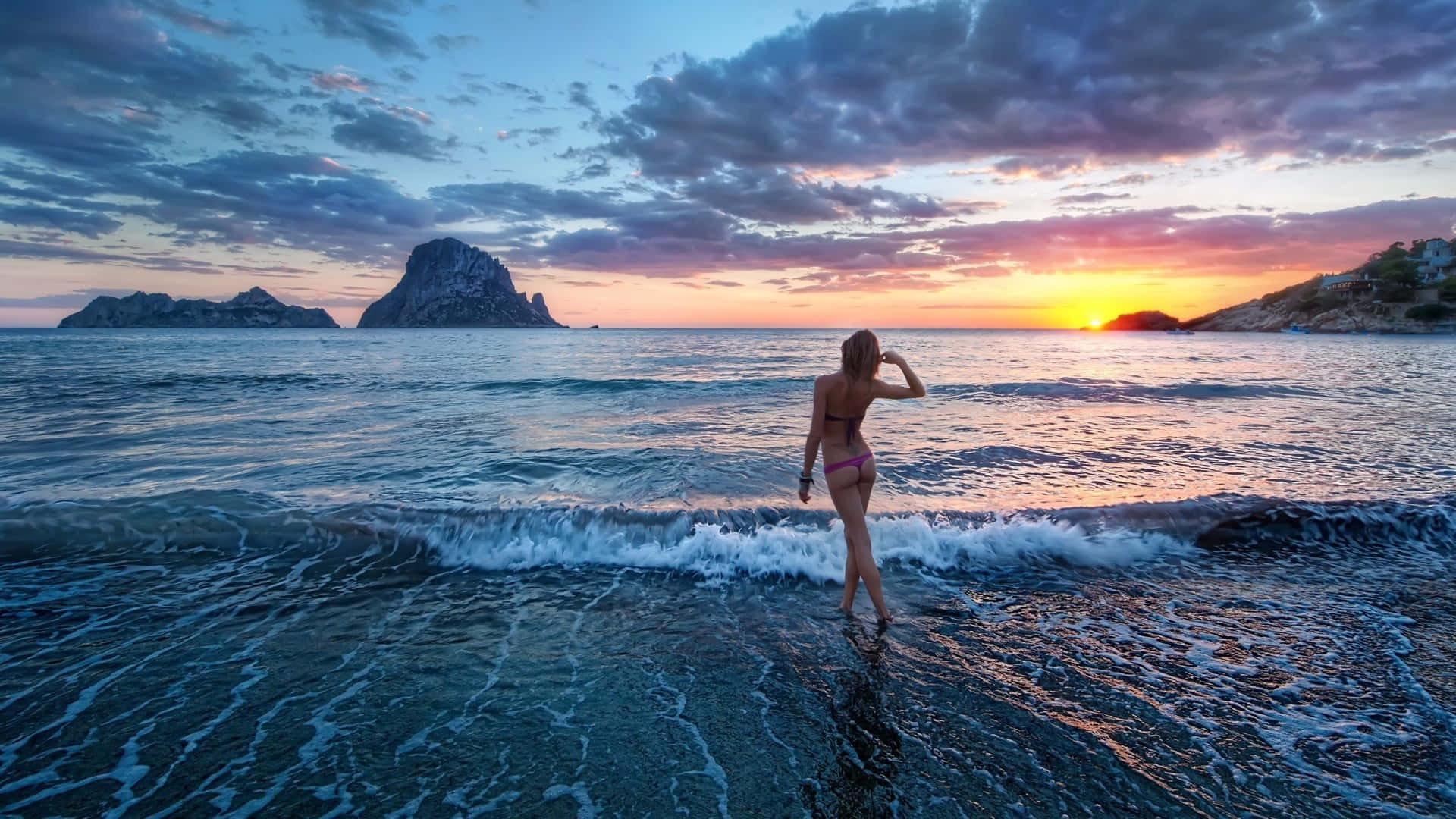 Einefrau Steht Im Wasser Bei Sonnenuntergang Wallpaper
