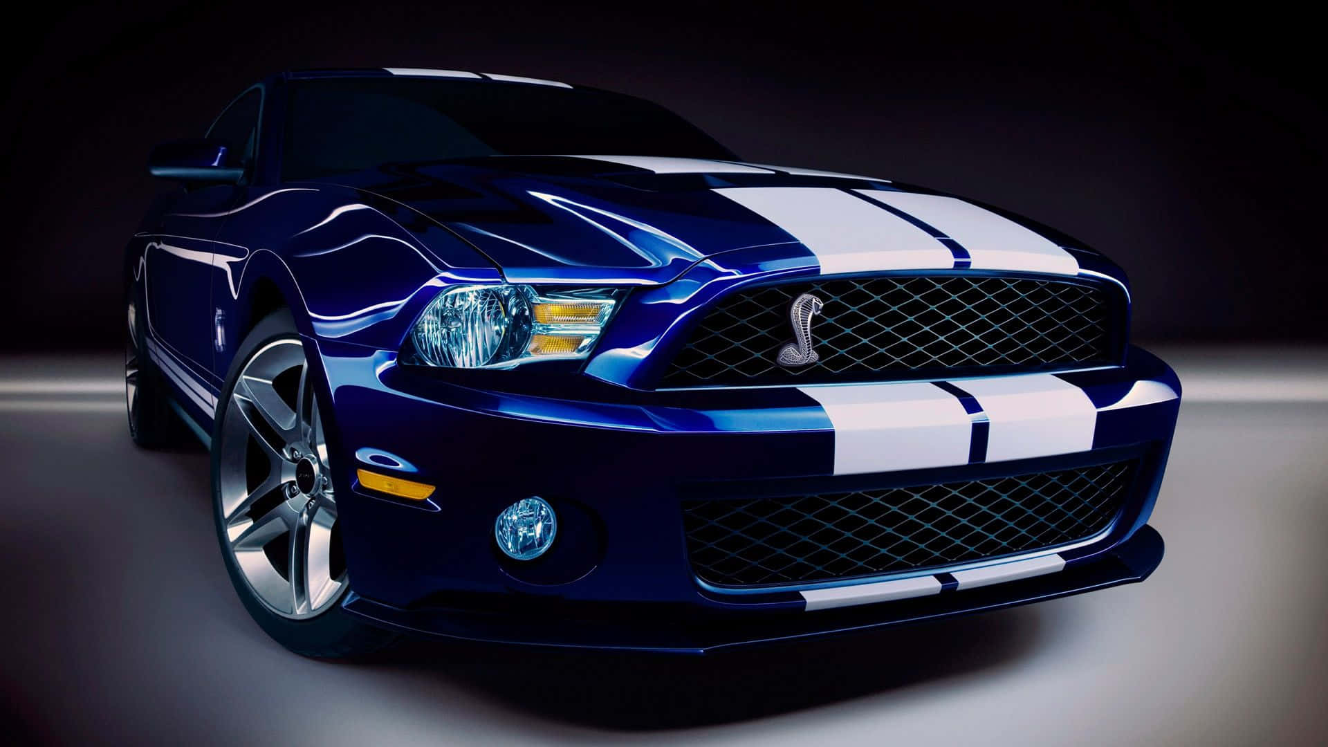 Et blåt og hvidt Ford Mustang er vist i et mørkt rum. Wallpaper