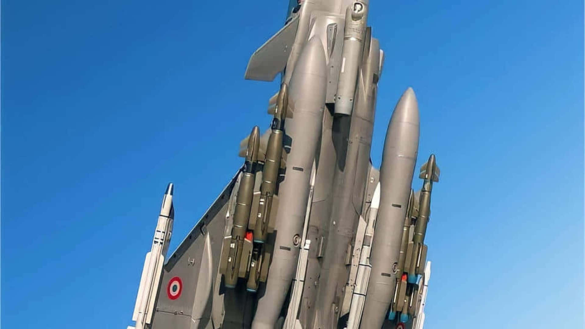 Ettmilitärt Stridsflygplan Med Flera Missiler Som Flyger På Himlen.