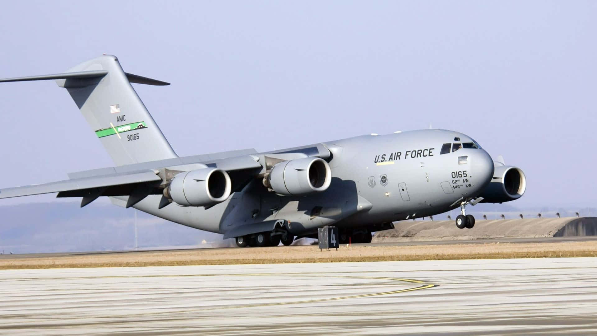 Ettstort Militärt Flygplan Är På Startbanan
