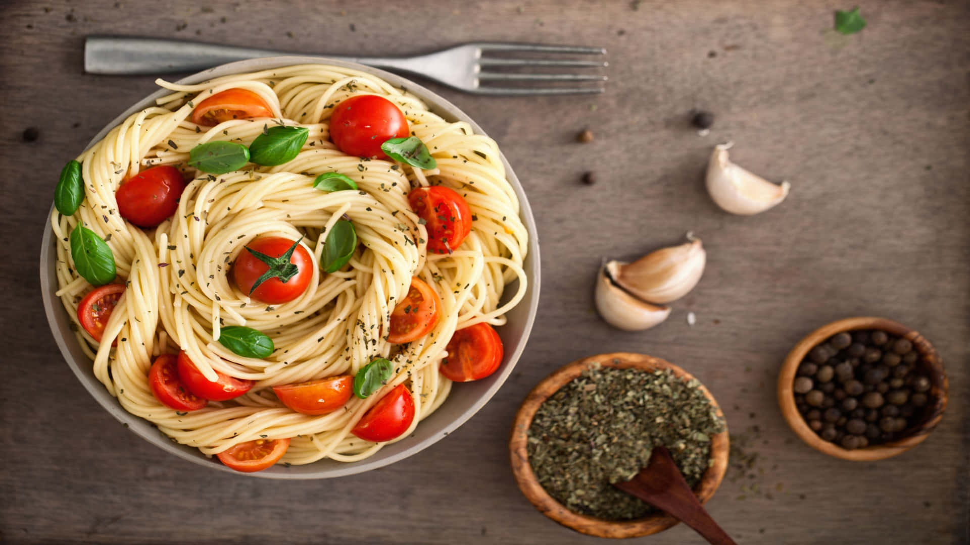 Tomater med spaghetti og basilikumblade 1920x1080 pasta baggrund