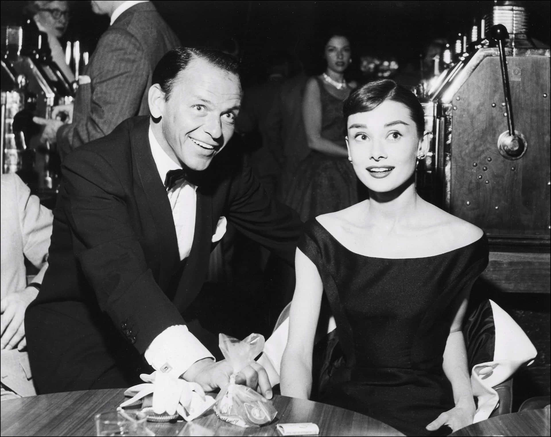 Audrey Hepburn og John Huston i 'The Swan'