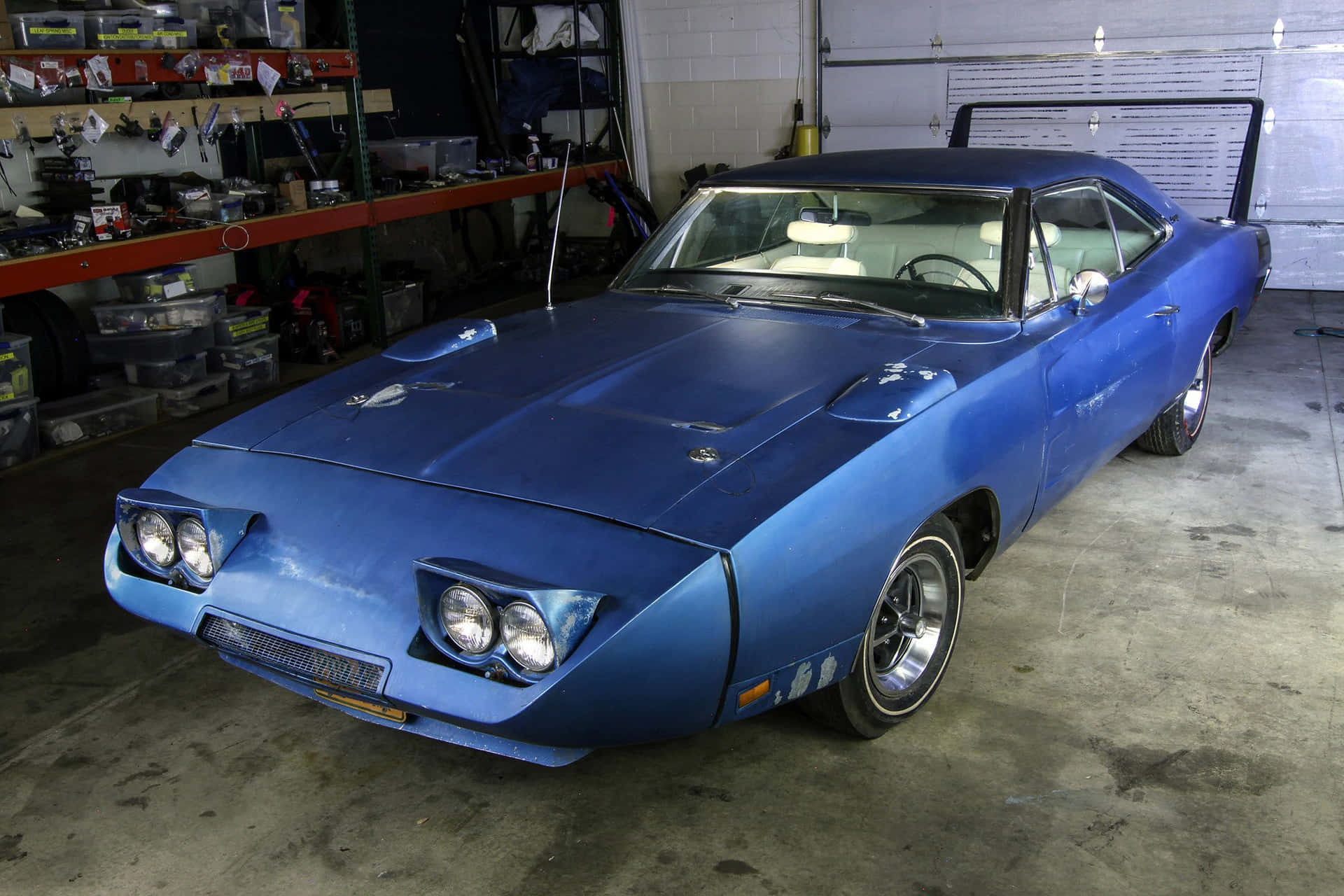 Enblå Bil Er Parkeret I En Garage.
