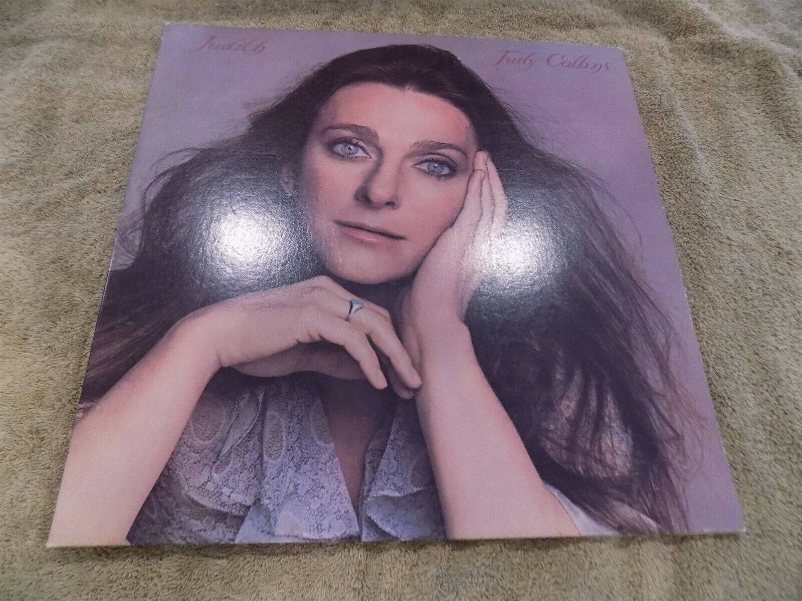 Judy Collins in an iconic pose from her 1975 Judith Album Wallpaper