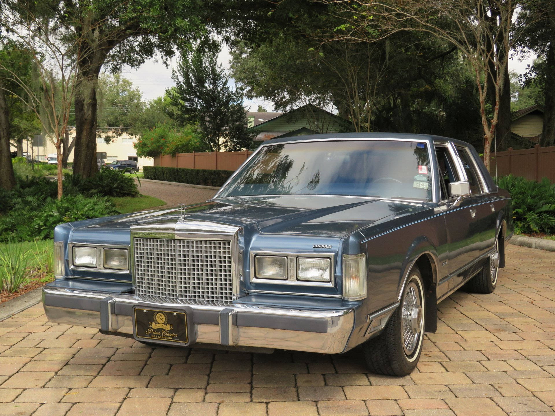 1986 Town Lincoln Car On A Paved Driveway Background