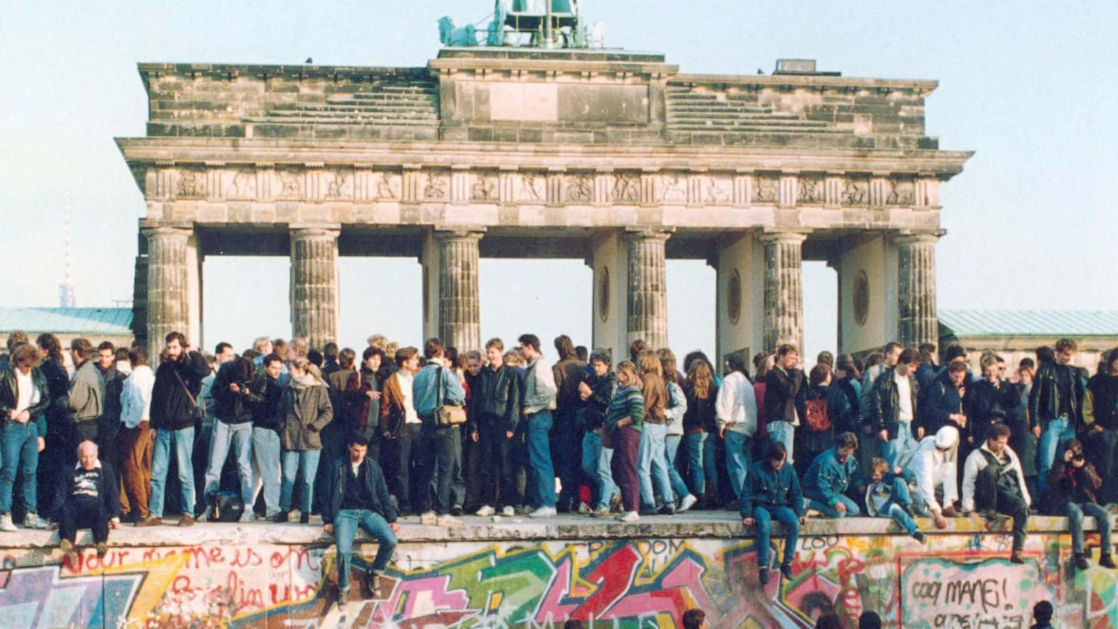 1989 Democratic Revolution In Berlin Wall Wallpaper