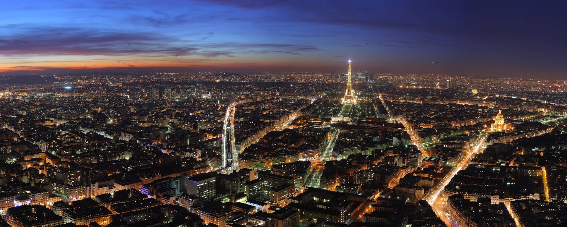 2 Monitor Pariser skylinjen med natligt blå himmel Wallpaper