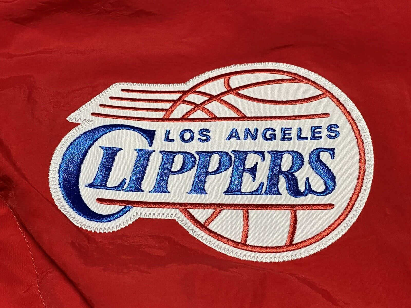 Logoen Relieve De Los La Clippers De 2010, Primer Plano De Tela Roja Fondo de pantalla