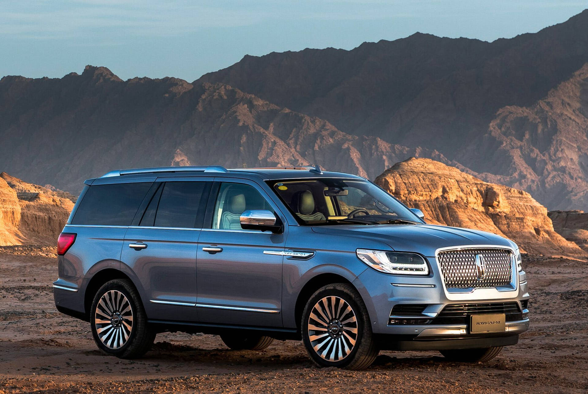 2018 Lincoln Car Navigator On Mountain Side Background