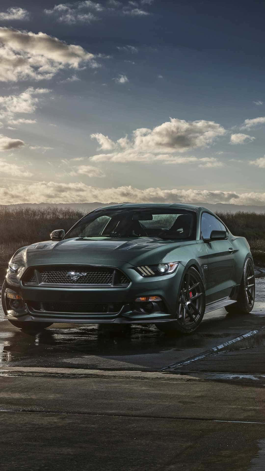 2019ford Mustang Carro Esportivo Depois Da Chuva. Papel de Parede
