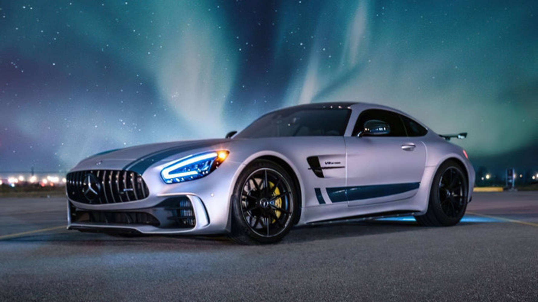 2021 Mercedes AMG GTR Beneath Aurora Borealis Wallpaper