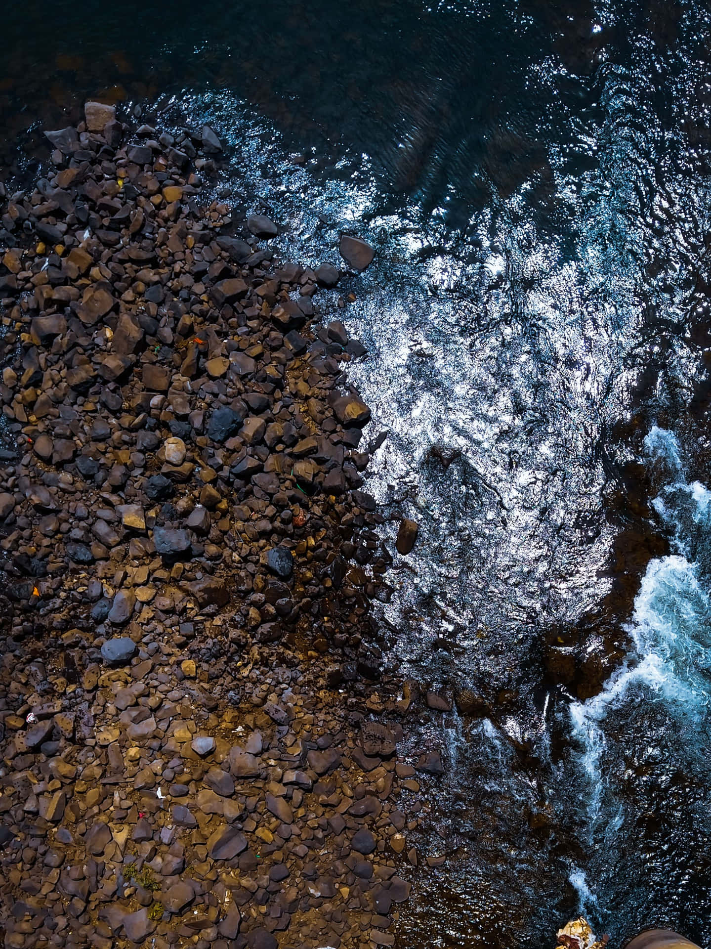 Een Man Staat Op Een Klif Met Uitzicht Op Het Water Achtergrond