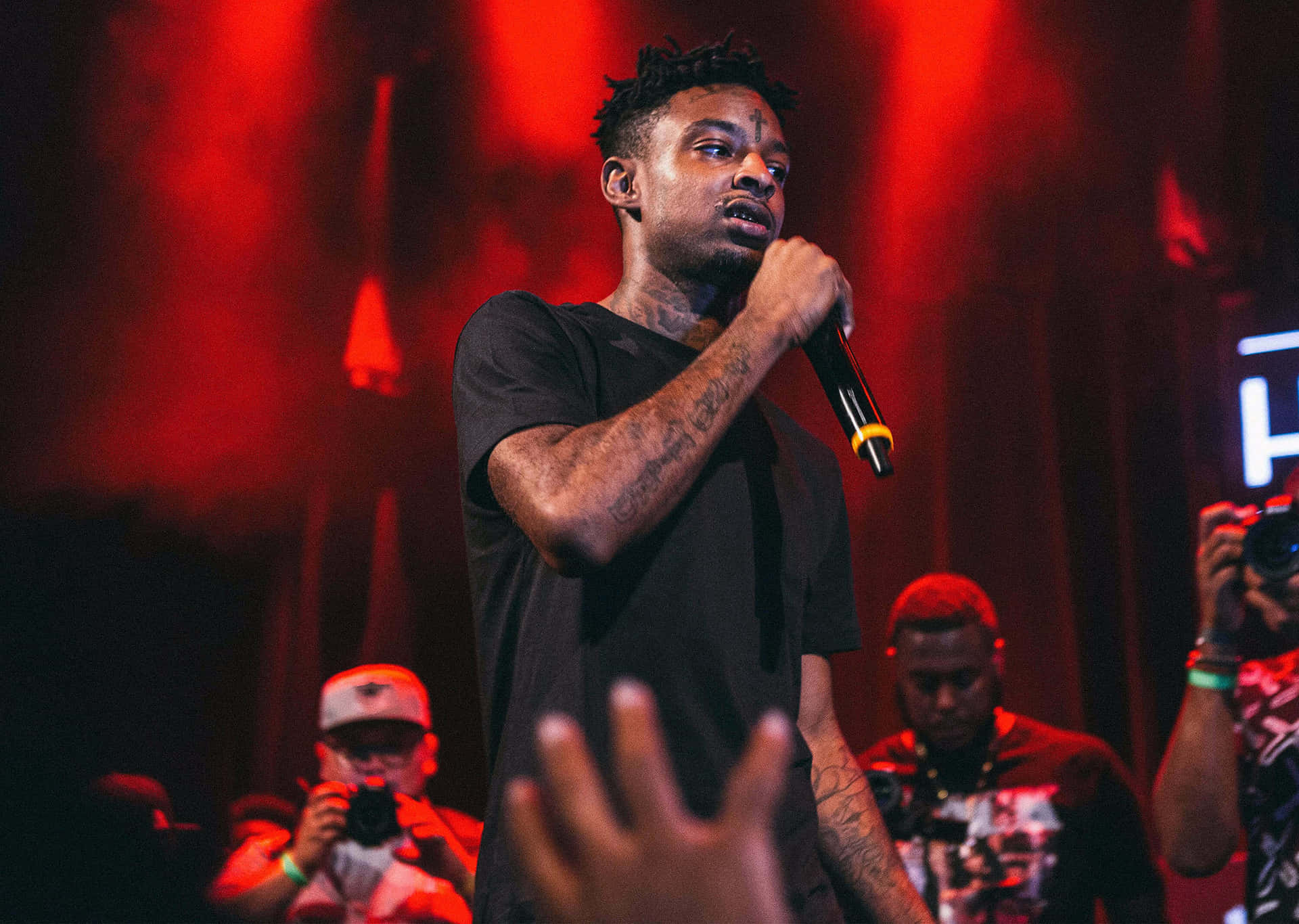 21 Savage wearing his signature chain during a live performance