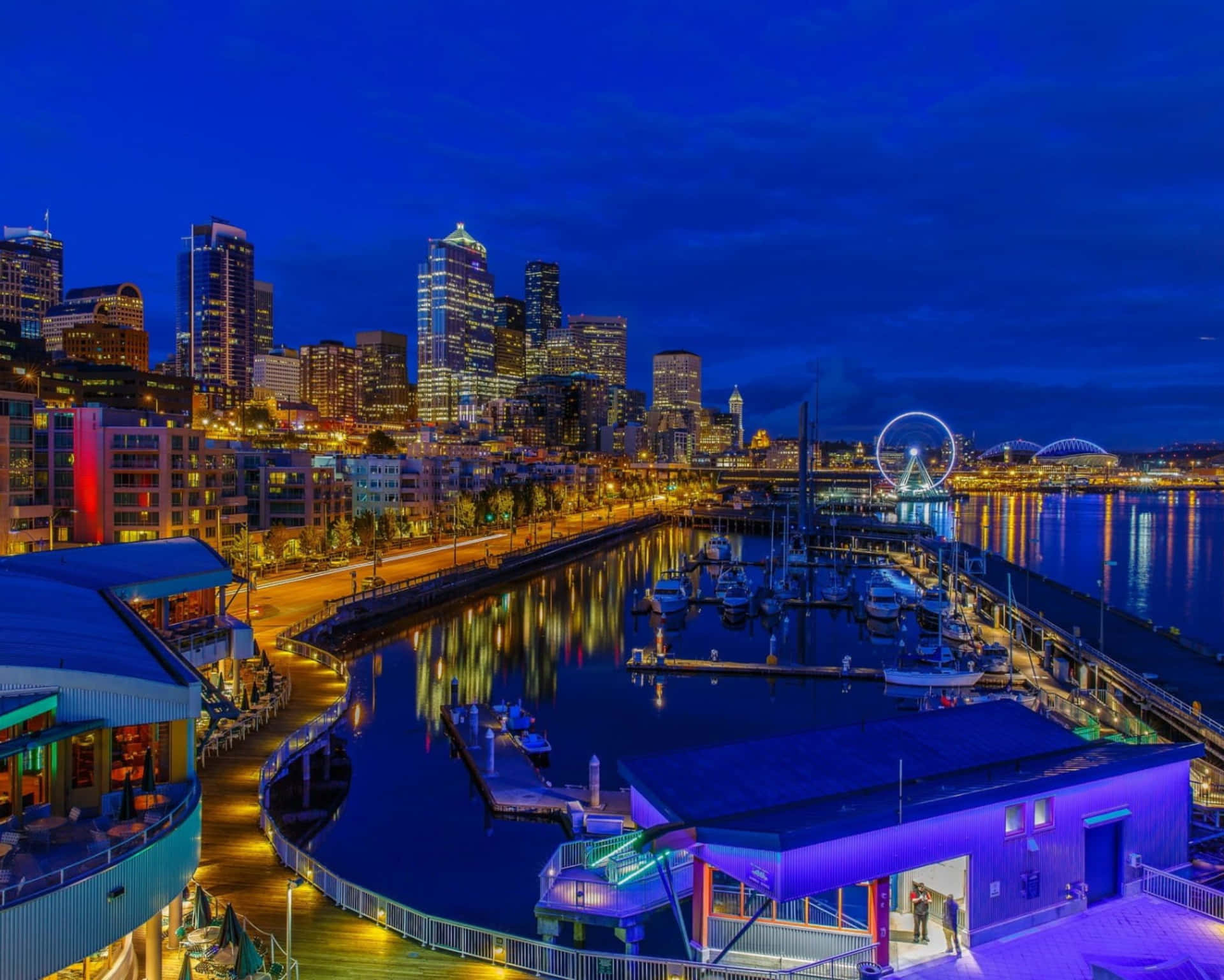 Horizontede Seattle De Noche Con Barcos Y Marinas. Fondo de pantalla