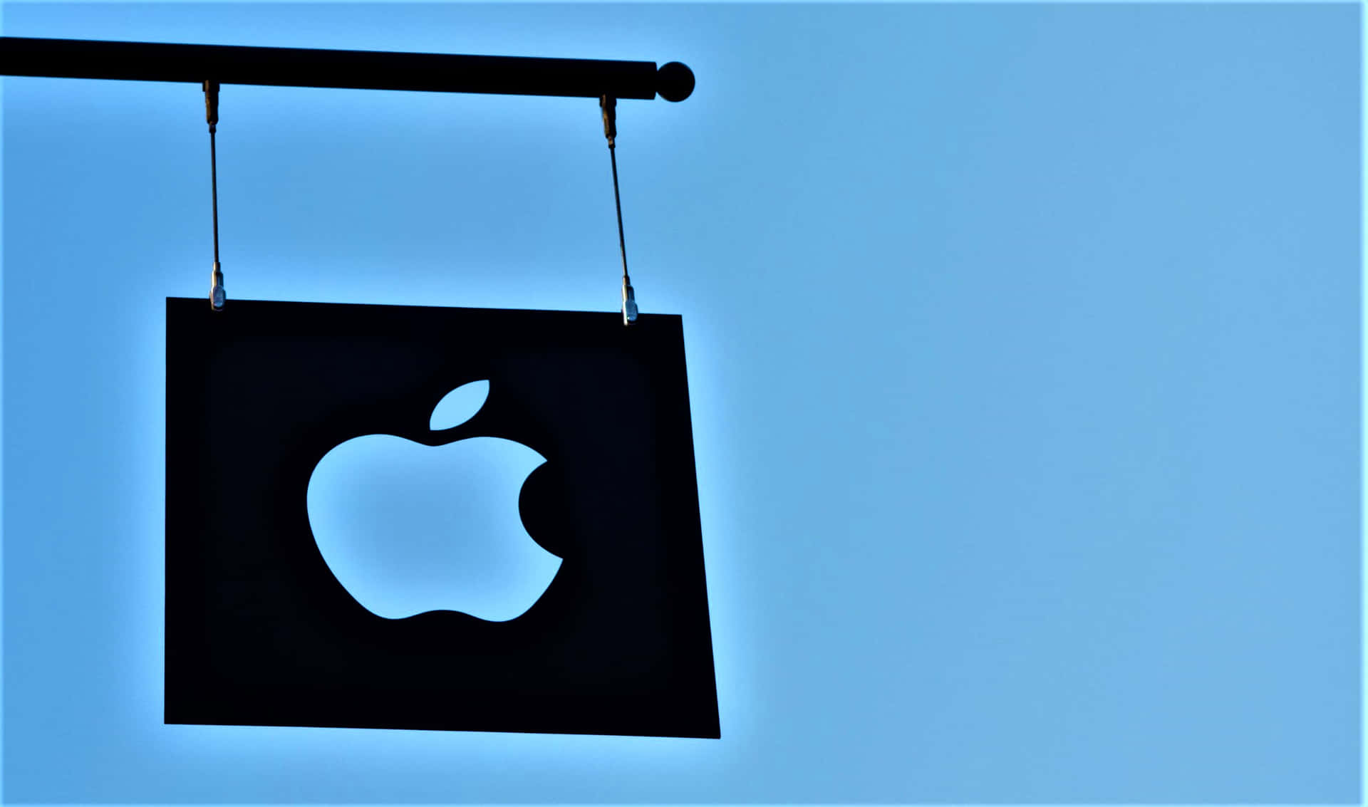 Sfondocon Logo Apple E Cielo Blu Di Dimensioni 2440x1440.