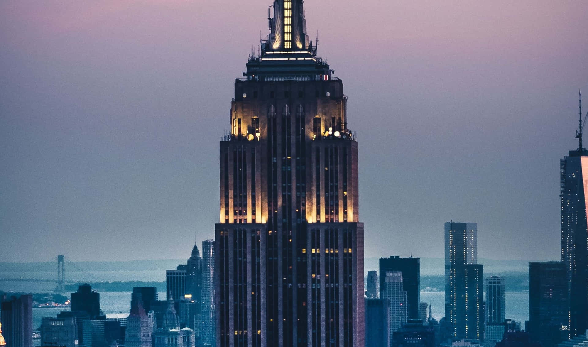 Ensvartvit Bild Av Den Ikoniska Empire State Building På Natten.