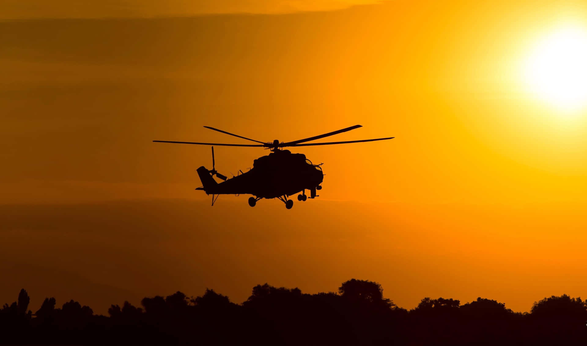 Enhelikopter Som Flyger På Himlen Vid Solnedgången.