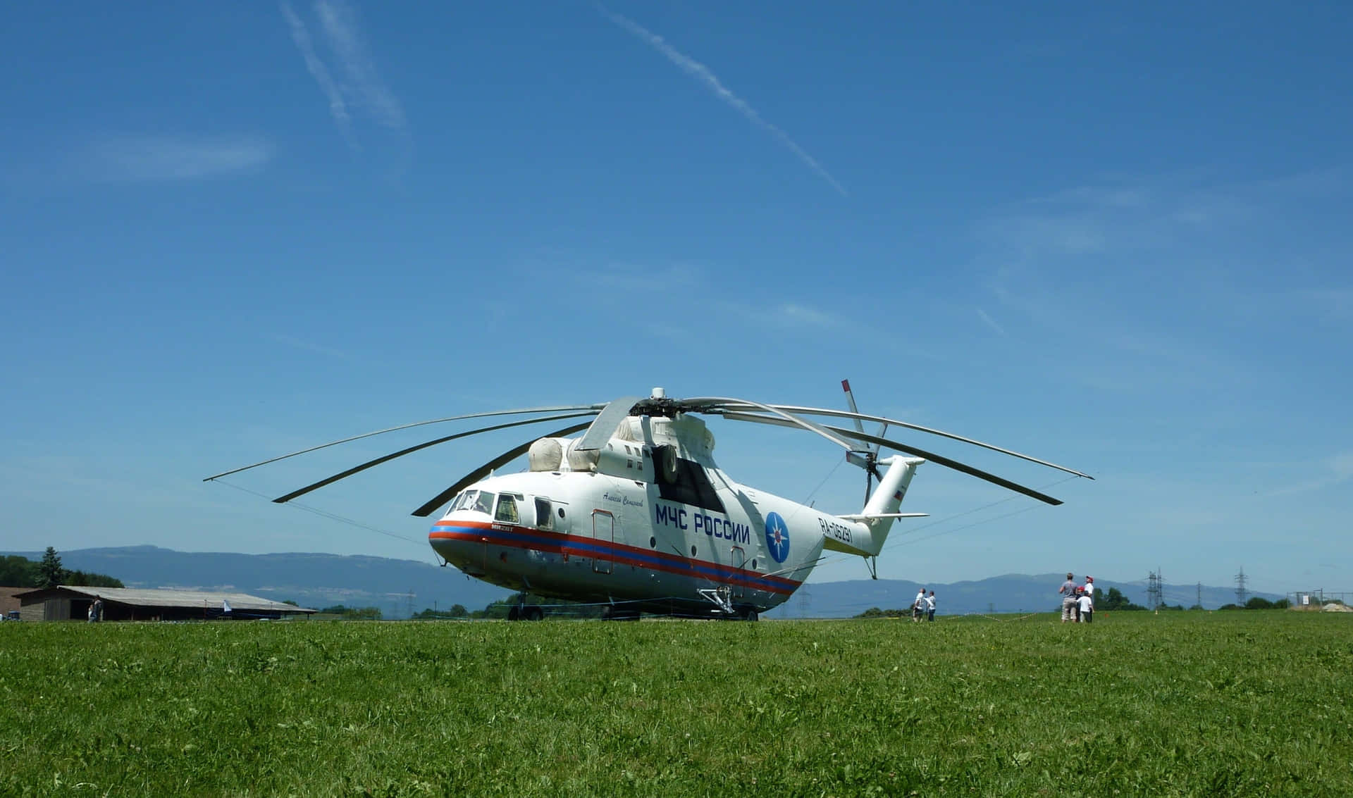 Flygningav Helikoptrar Över Skogen.