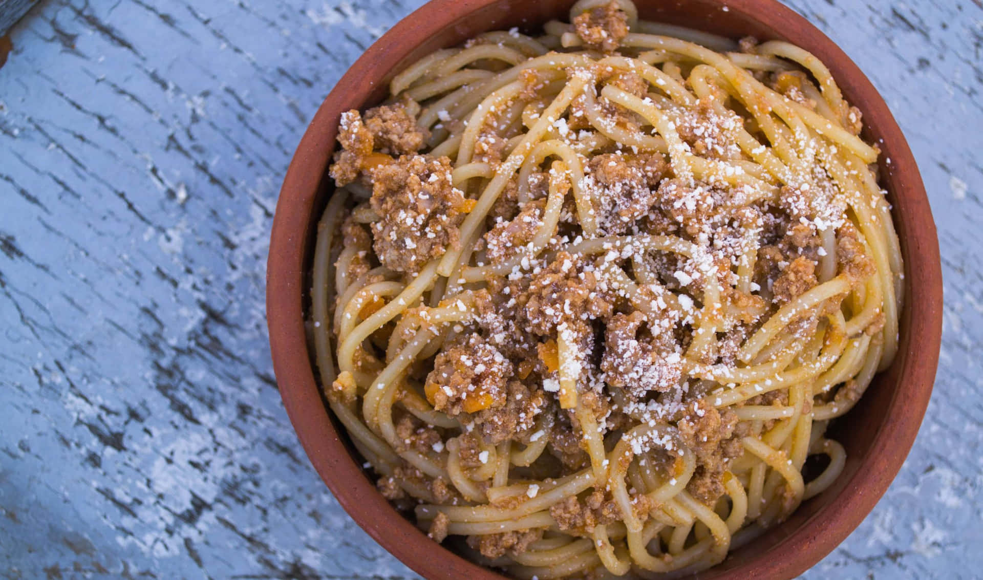 Enskål Med Spaghetti Med Kött Och Parmesan