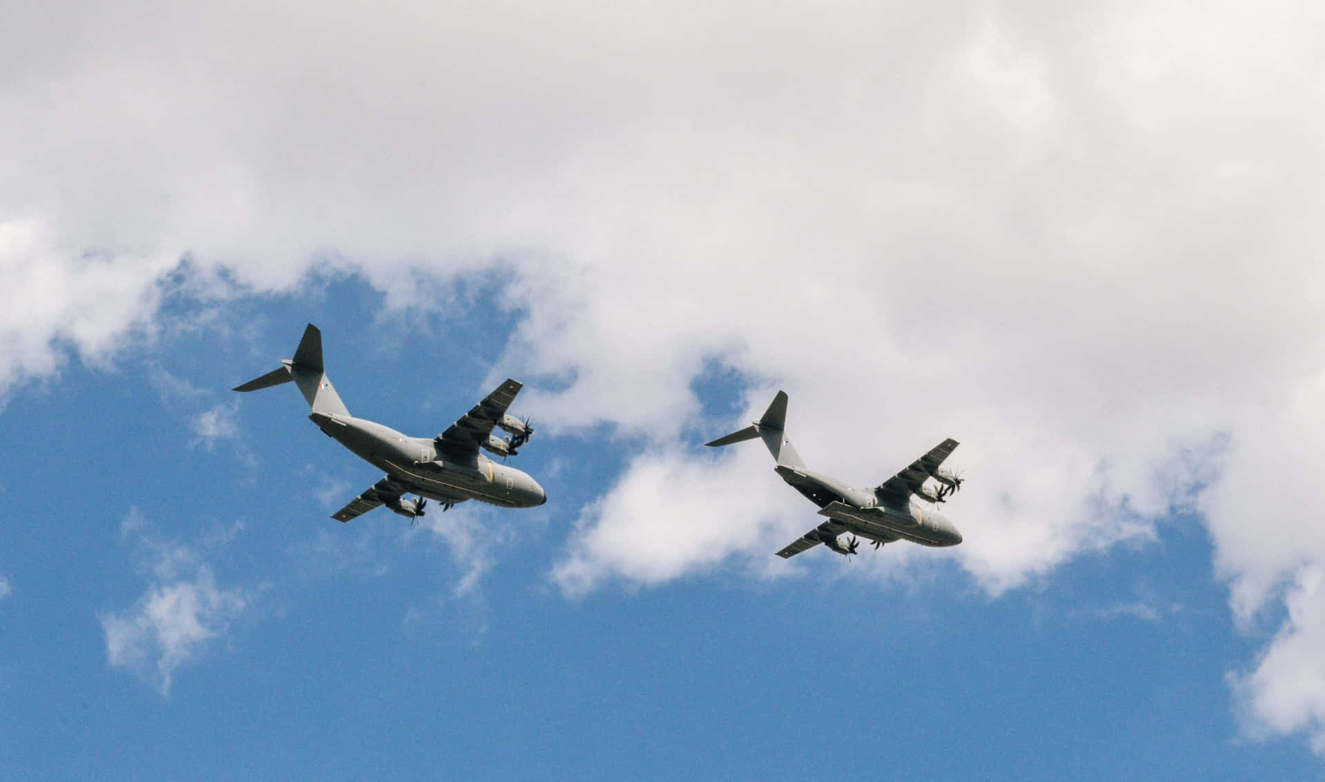 Tvåmilitära Flygplan Som Flyger På Himlen