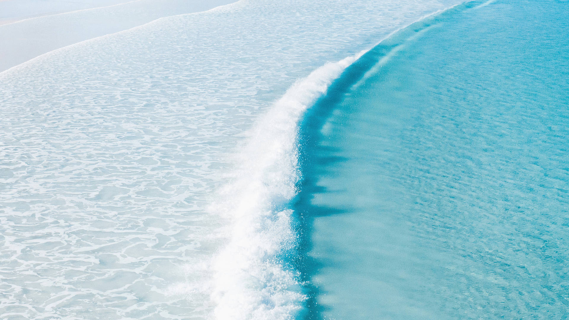2560 X 1440 Colliding Sea Waves Wallpaper