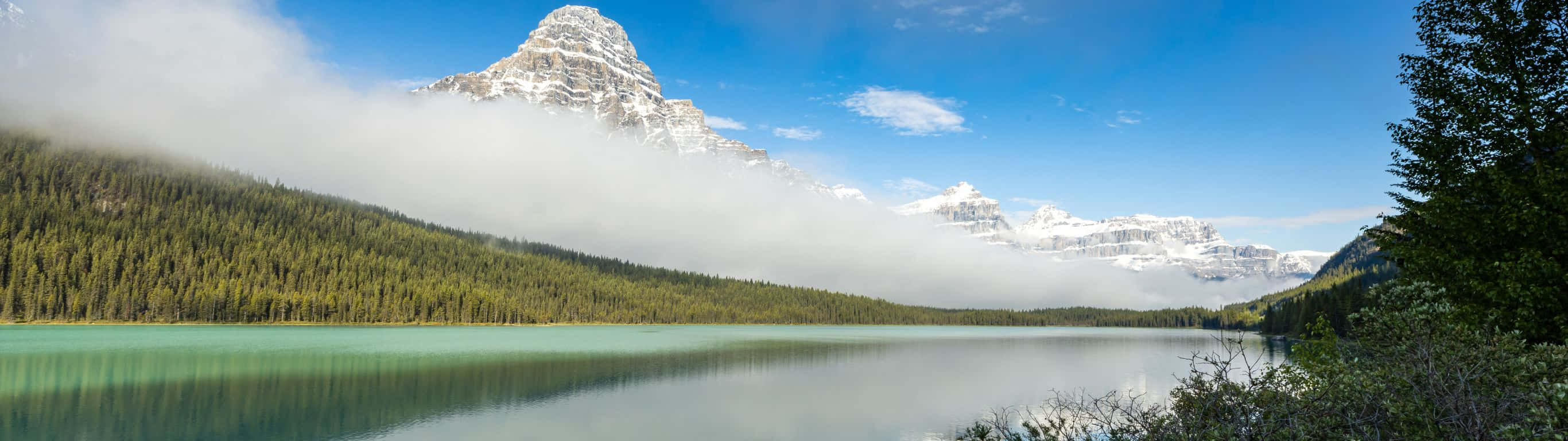 Unamontaña Reflejada En Un Lago Con Nubes Fondo de pantalla