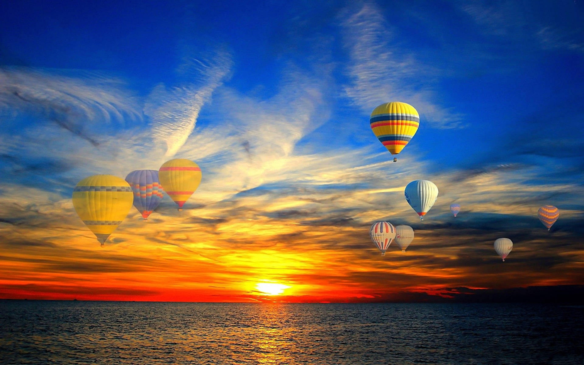 2K havluftballoner Design: Fantastisk design, der viser havluftballoner, der flyver over det smukke blå ocean. Wallpaper