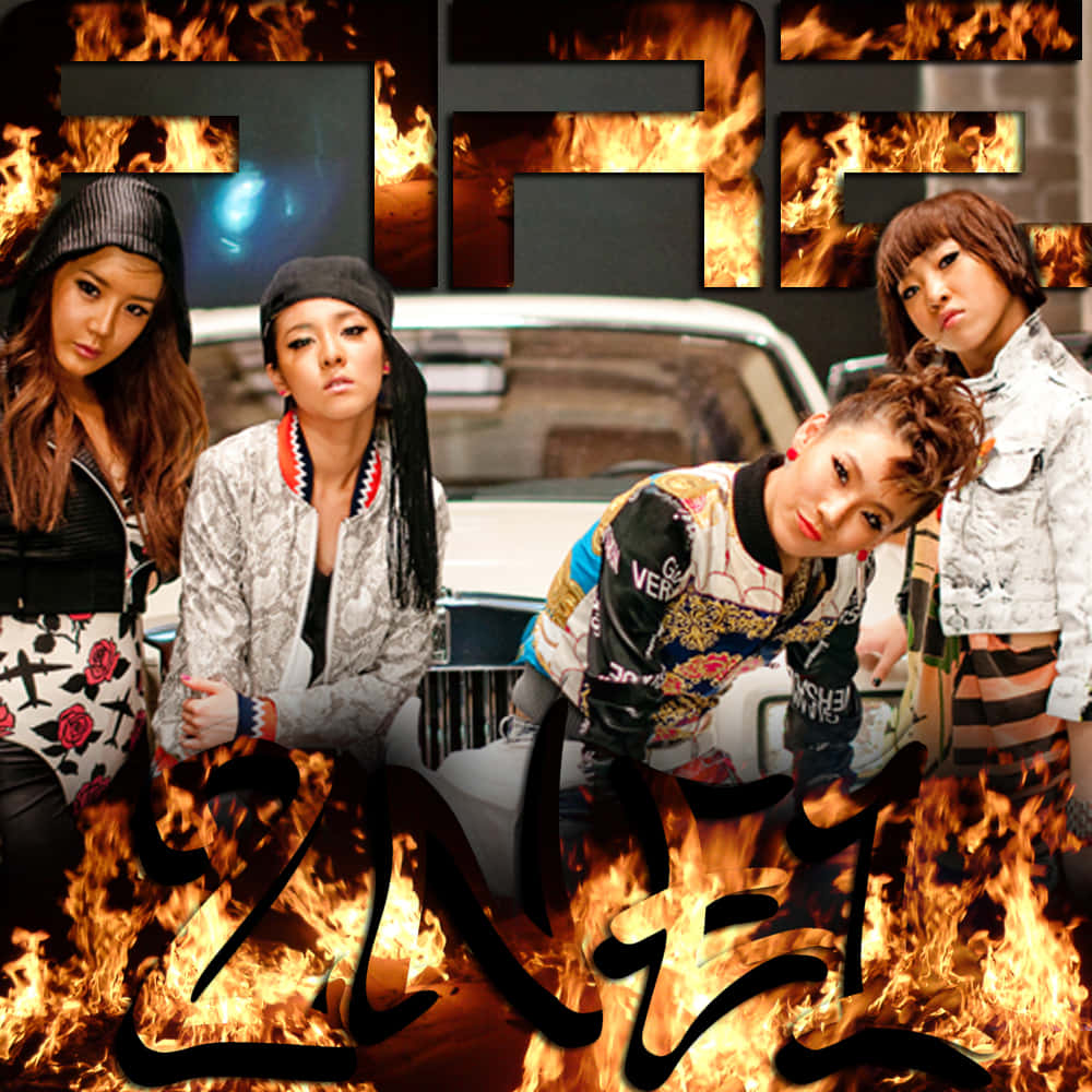 Einegruppe Mädchen Vor Einem Auto Mit Feuer
