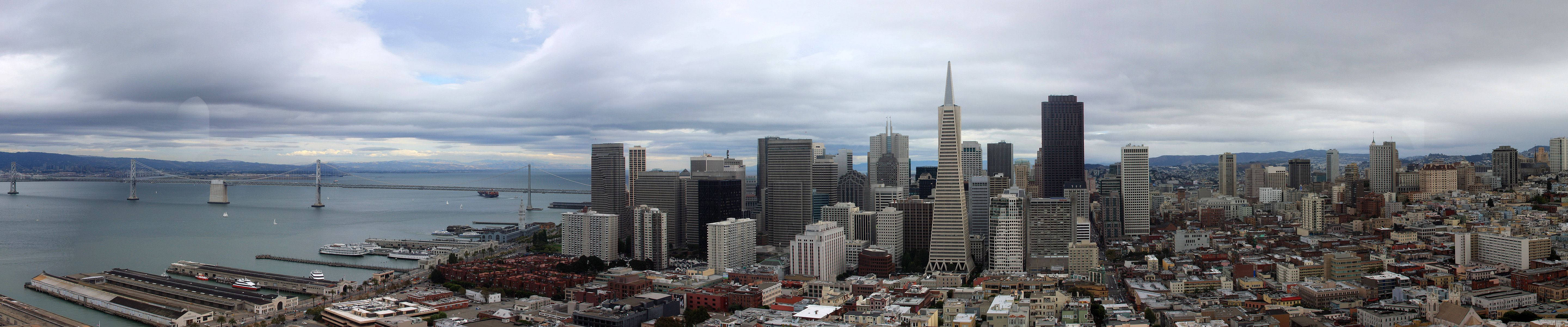 3 Skærm San Francisco City Skyline Tapet: Nyd den detaljerede udsigt over byens skyline fra San Francisco. Wallpaper