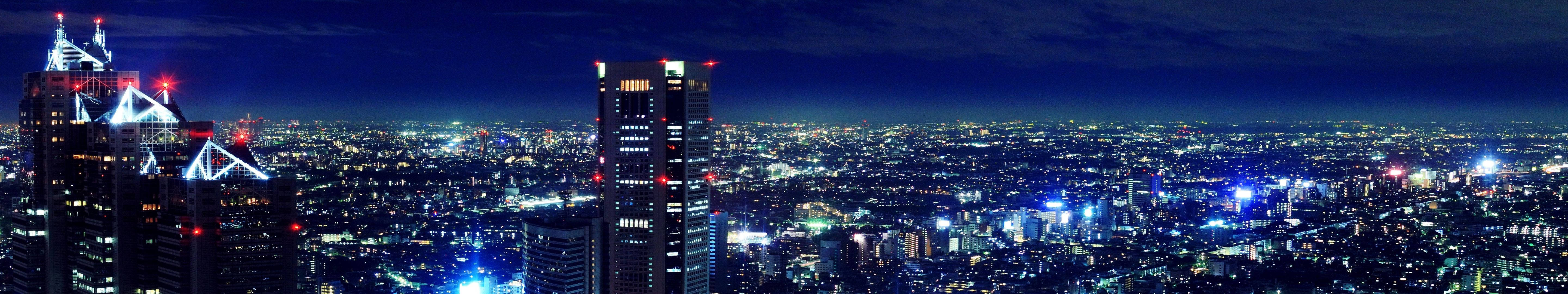 3 Monitor Tokyo Nat by skyline med neonlys oplyst bygninger Wallpaper