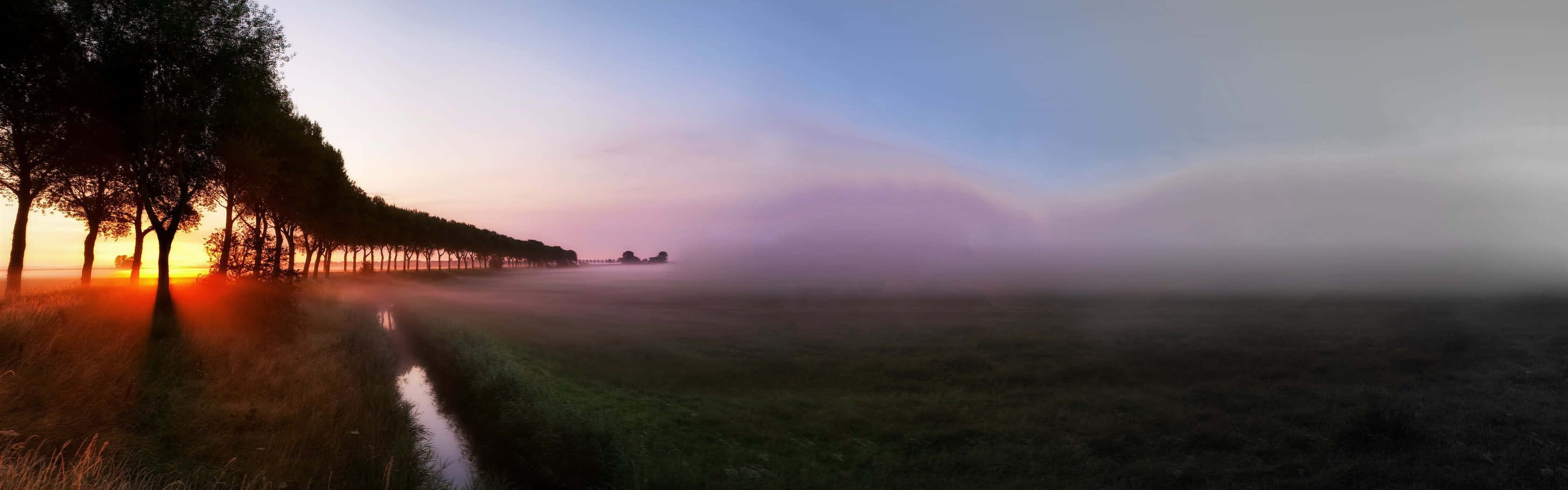 Unavista Impresionante Del Pueblo En Una Mañana Neblinosa. Fondo de pantalla