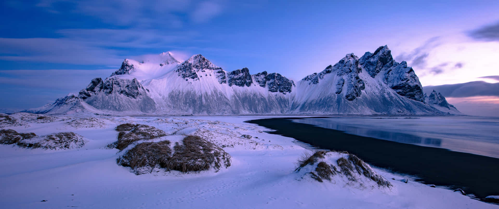 Unaimpresionante Escena Invernal De Árboles De Hoja Perenne Cubiertos De Nieve Y Un Tranquilo Lago. Fondo de pantalla
