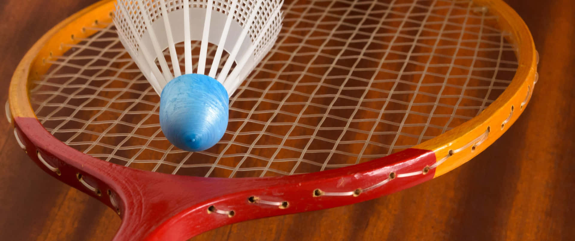 Klar,färdig, Volley! En Närbild På En Badmintonmatch På En Bakgrund Med Upplösningen 3440x1440p.