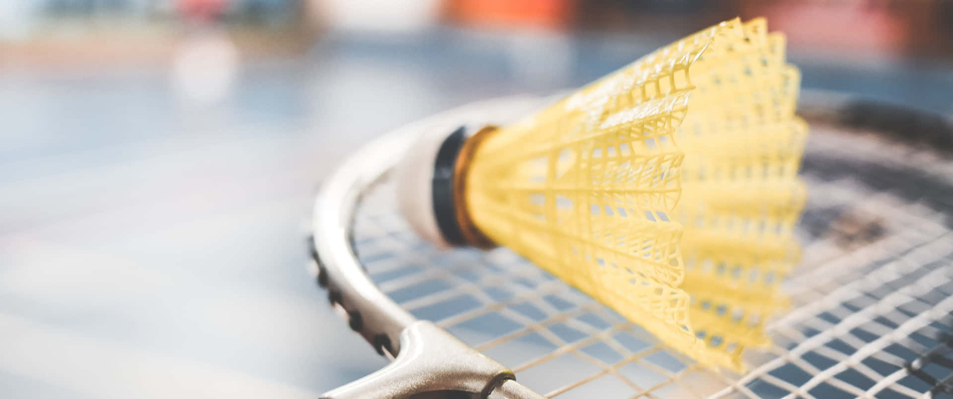 Enprofessionell Badmintonspelare Slår En Smash.