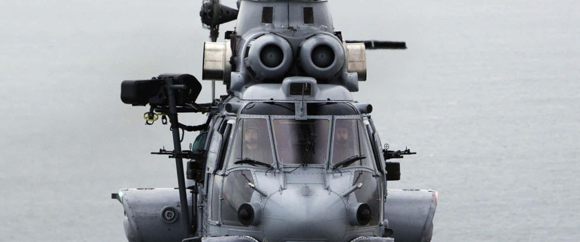 Enhelikopter Flyger Över Vattnet.