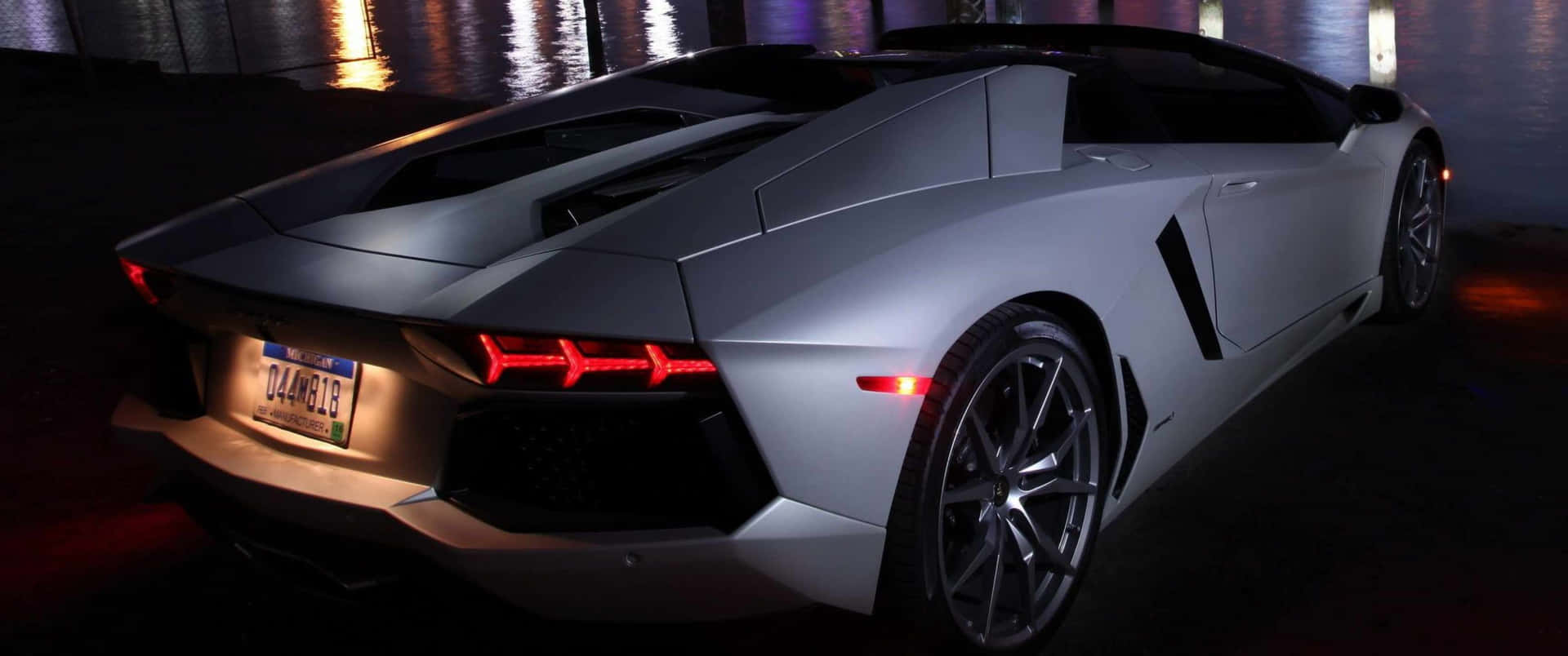 "Feast your eyes on this 3440x1440p Lamborghini!"