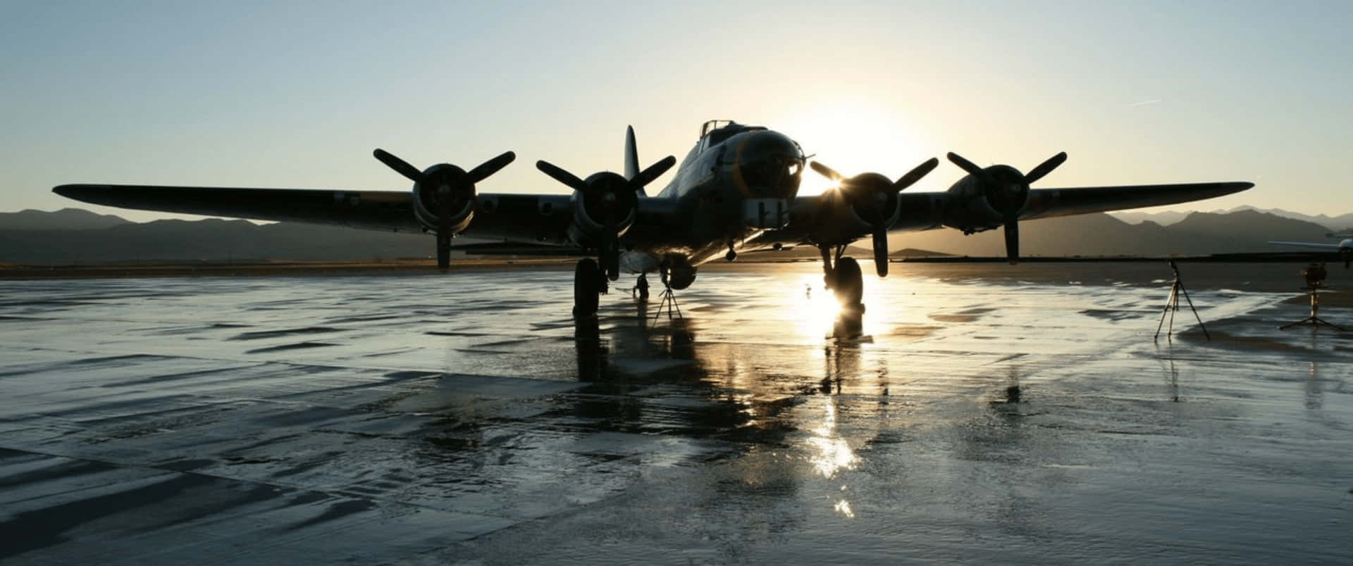 3440x1440p Parked Military Plane Background
