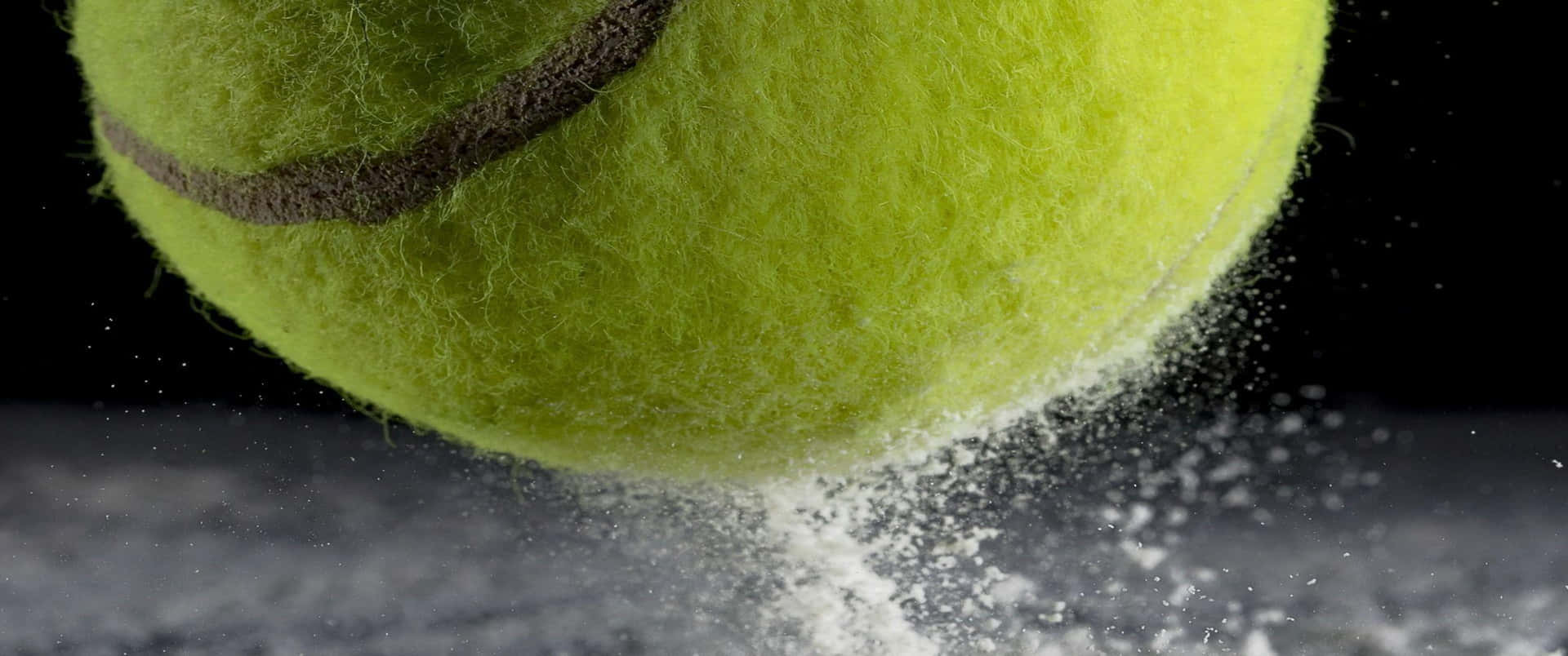 Unapallina Da Tennis Viene Lanciata In Una Nuvola Di Polvere