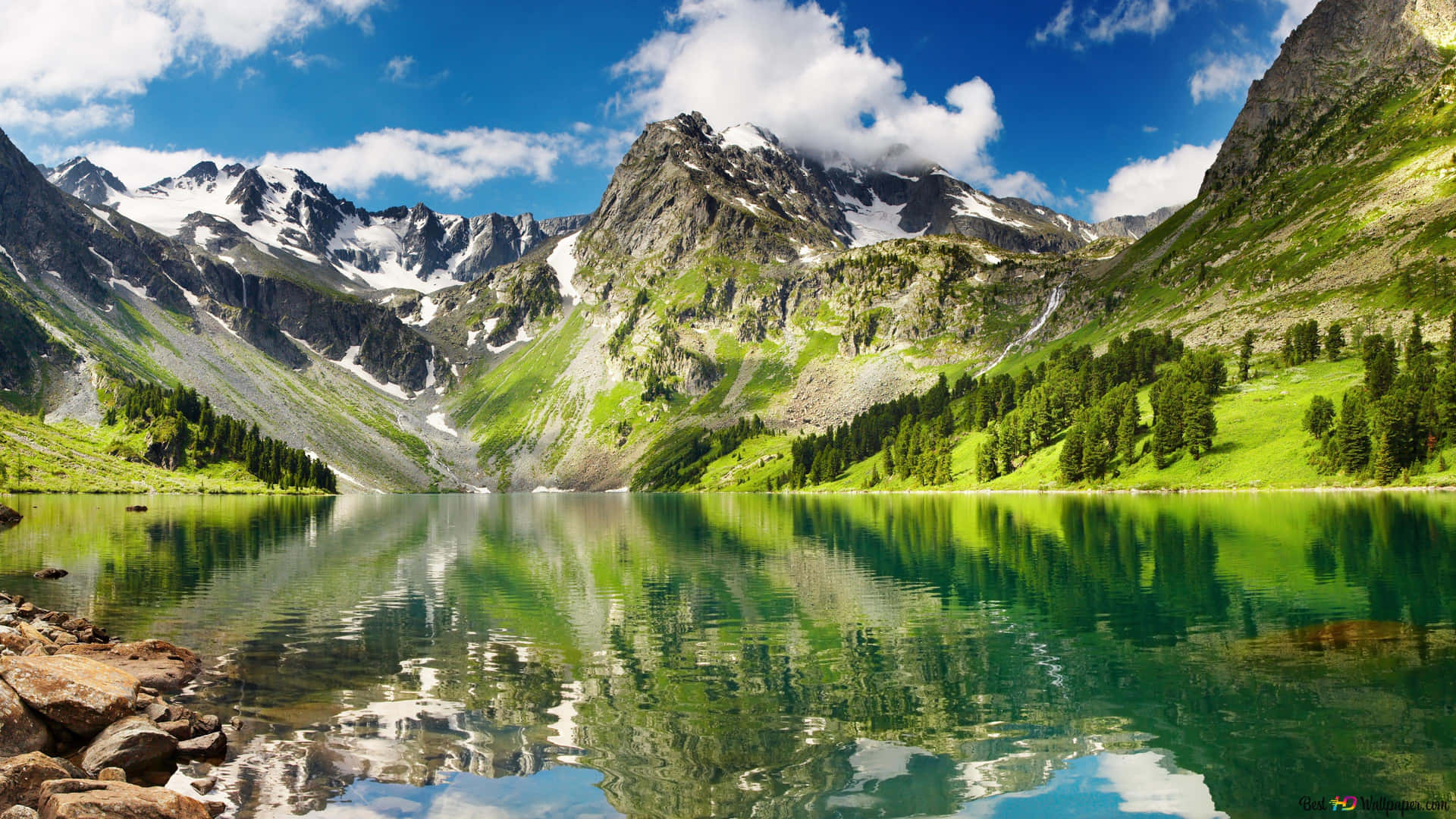 Unbellissimo Lago Di Montagna Con Una Foresta Sullo Sfondo Sfondo