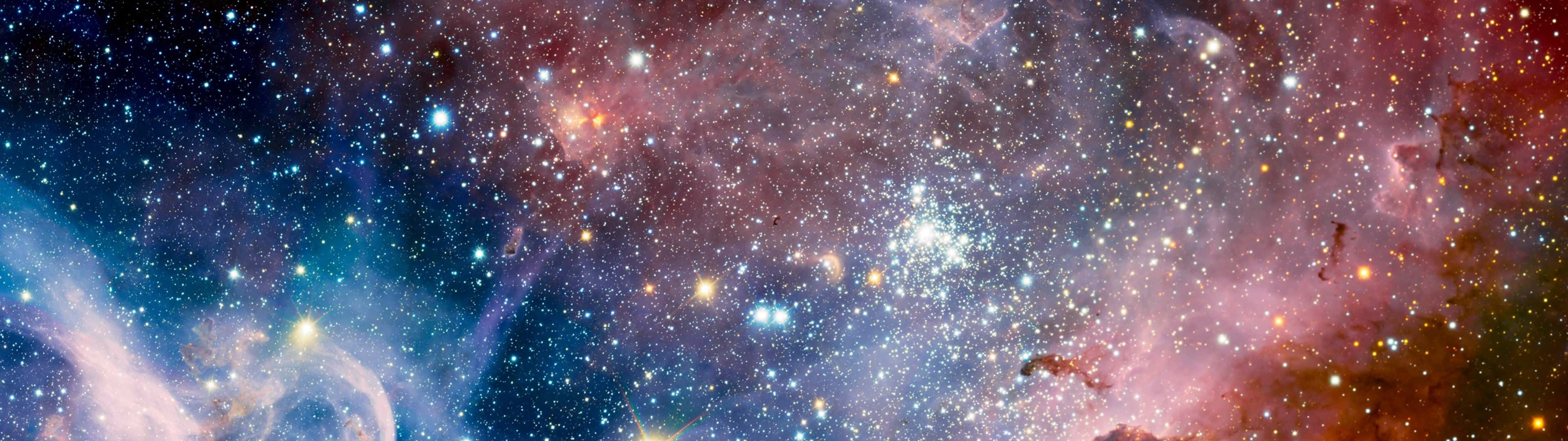 Immaginedi Una Galassia Rossa E Blu Con Risoluzione 3840x1080.