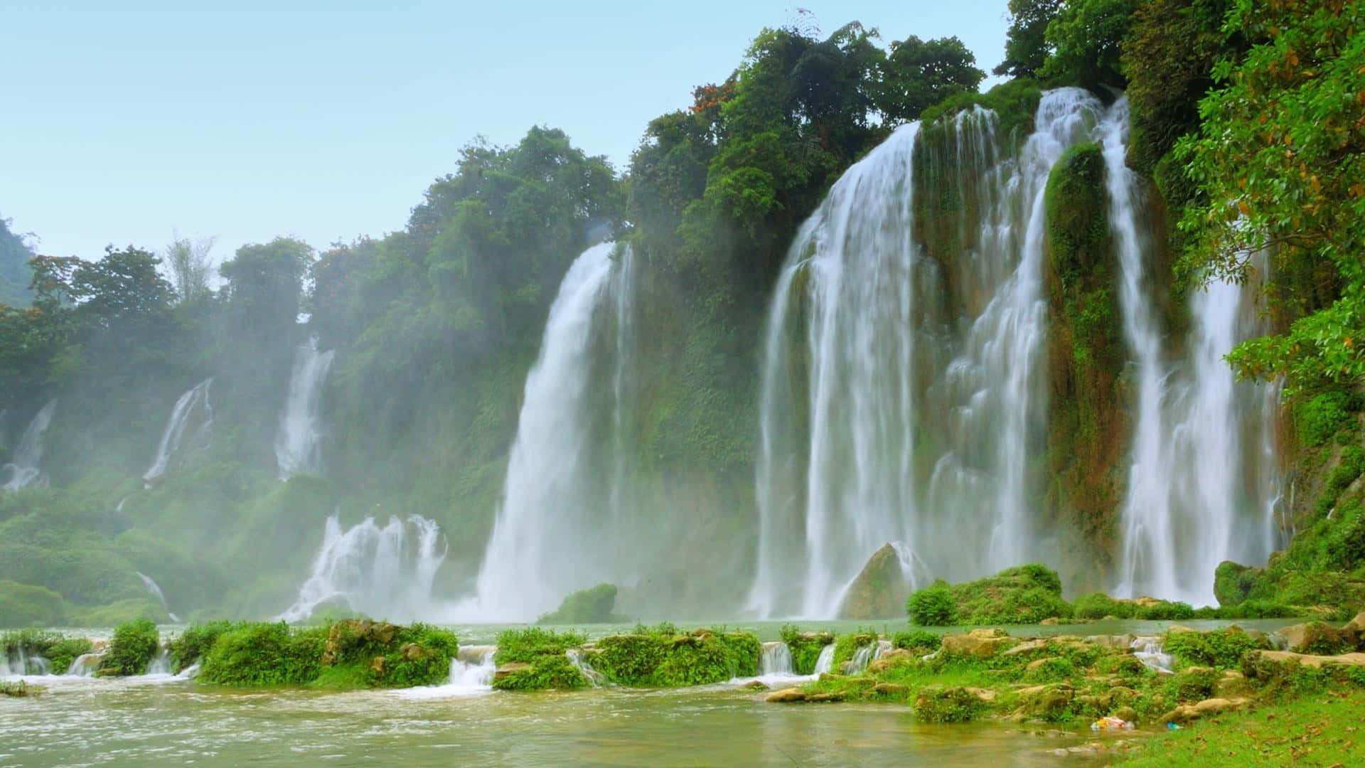 Cascadamística En 3d En Un Exuberante Bosque Verde Fondo de pantalla